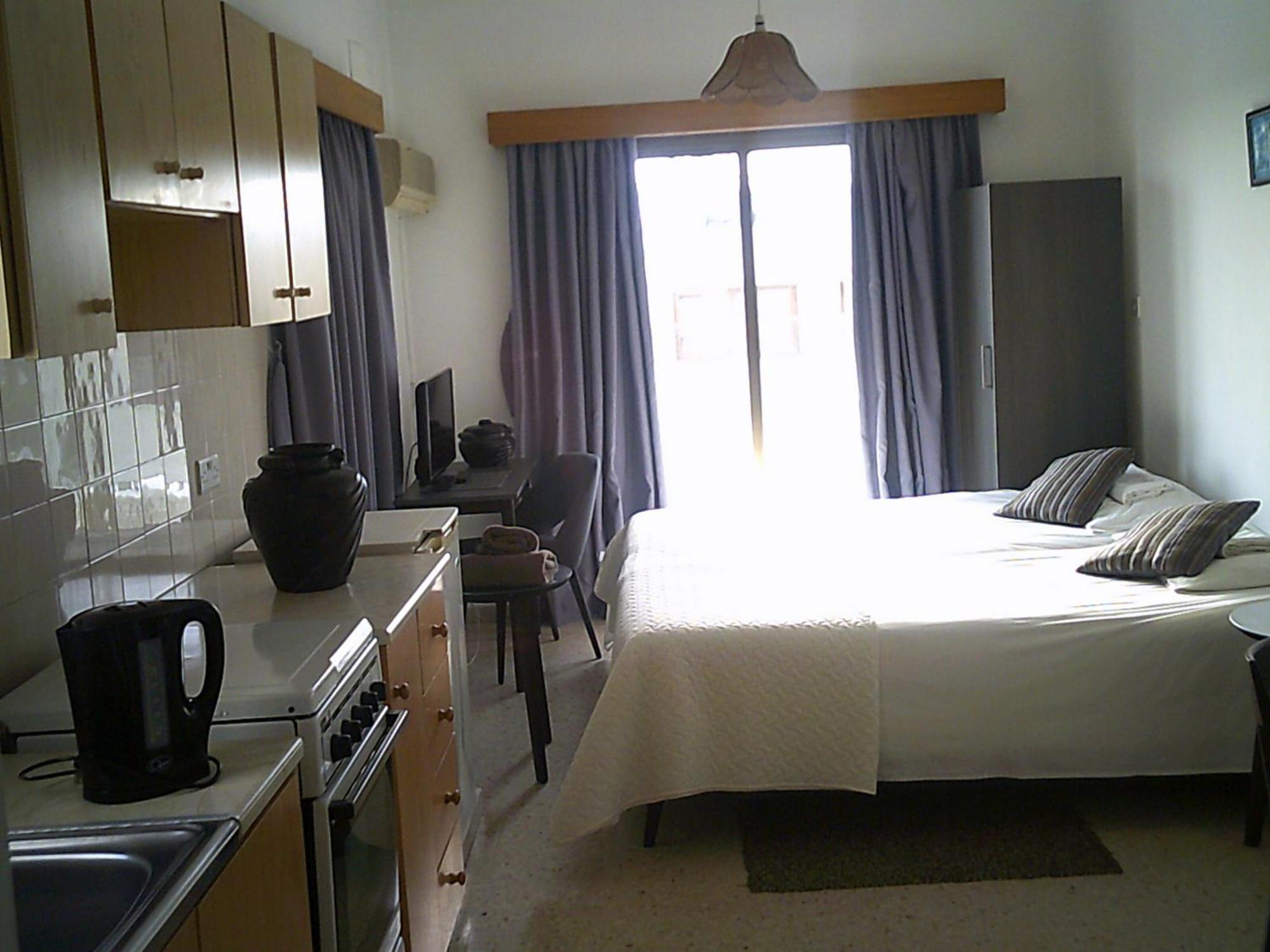 Panklitos Tourist Apartments 파포스 외부 사진