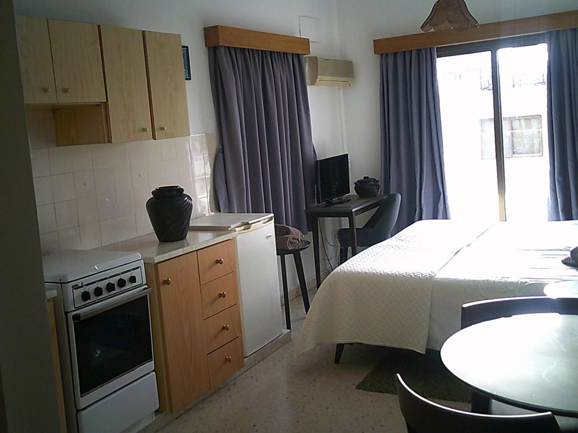 Panklitos Tourist Apartments 파포스 외부 사진